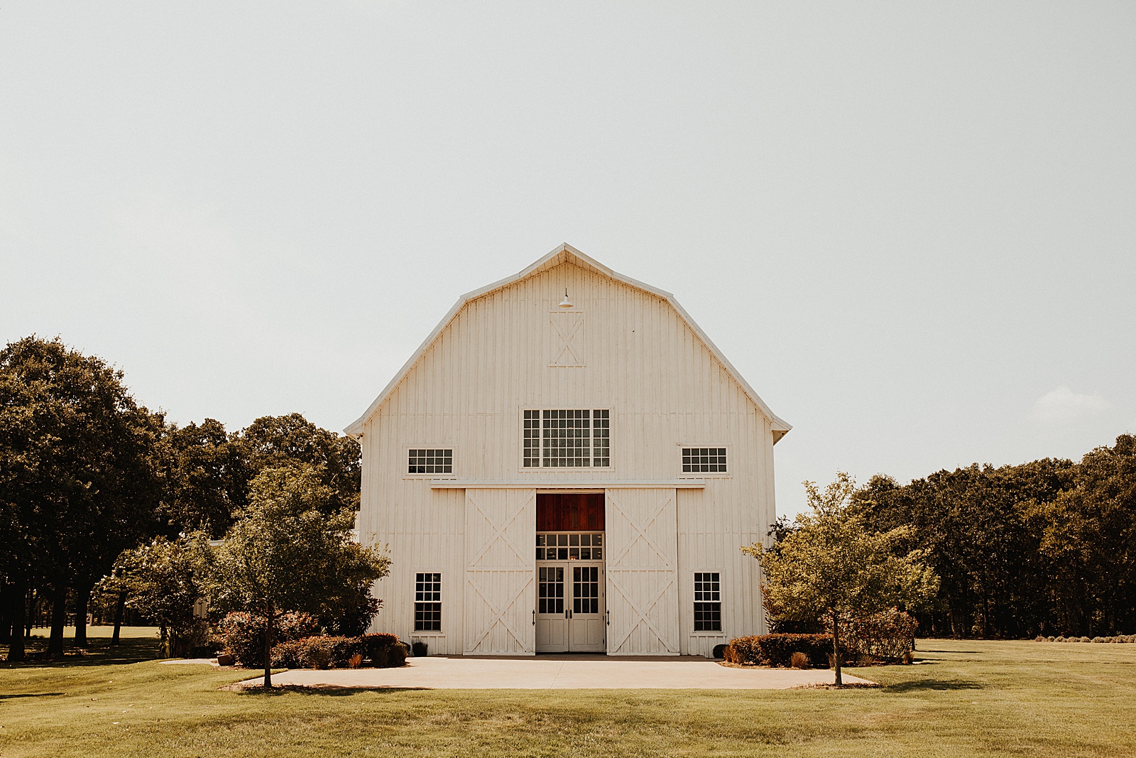 A photo of the White Sparrow Barn wedding venue in Dallas, TX.