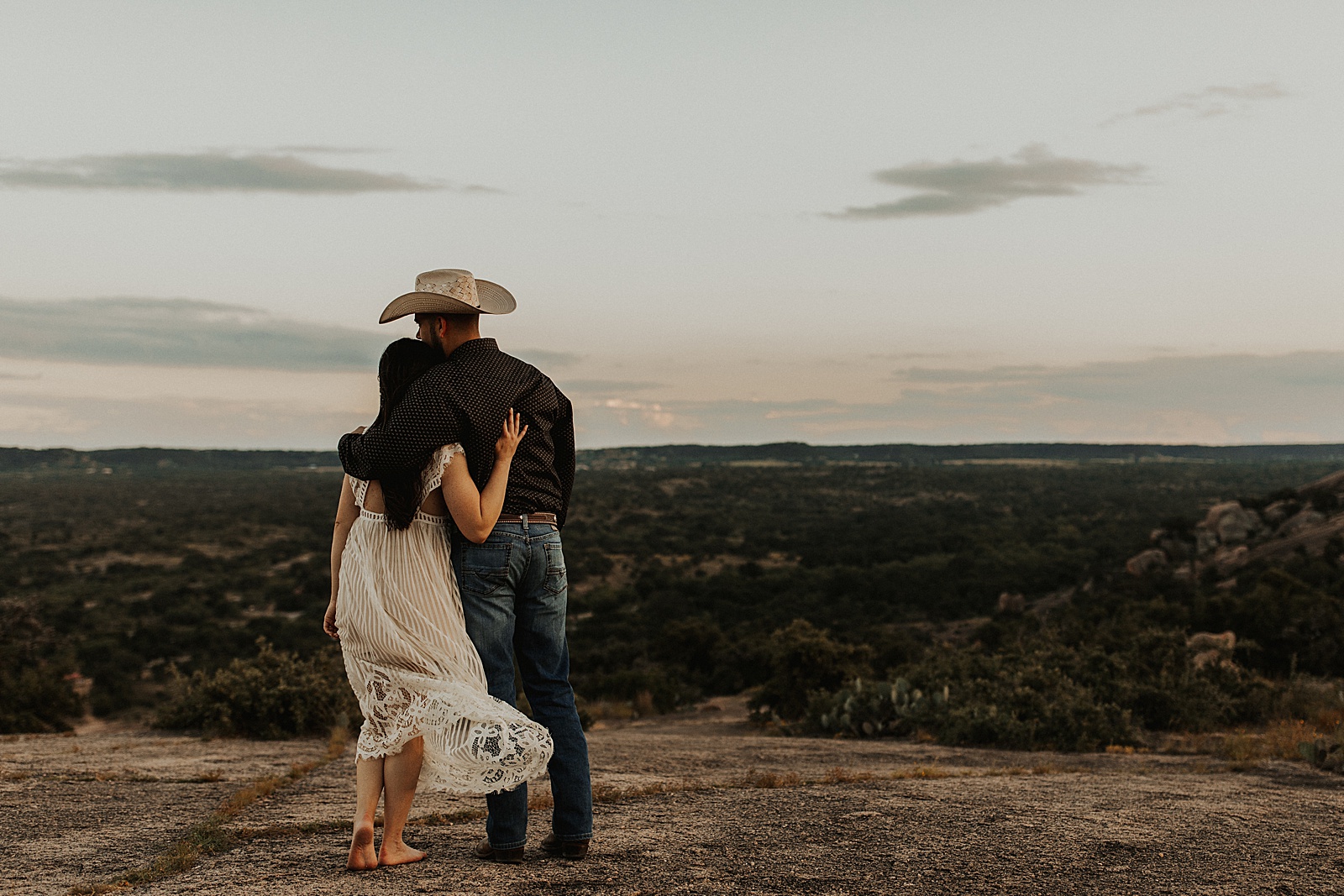 5 tips to prepare for your Enchanted Rock engagement session. 
